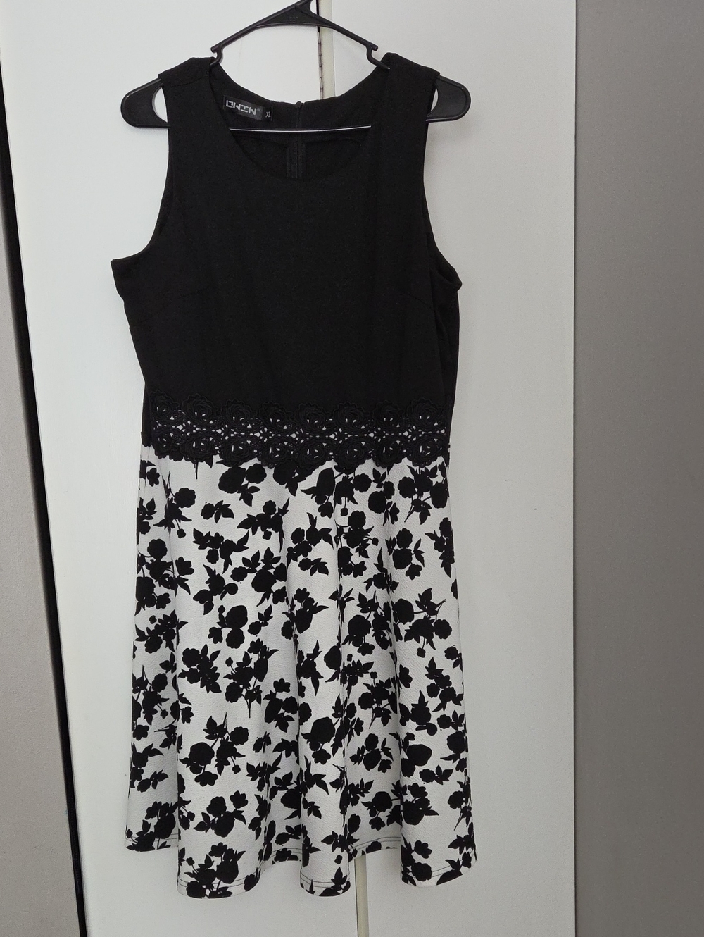 Black & White Floral Lace-Waist Sleeveless Dress
